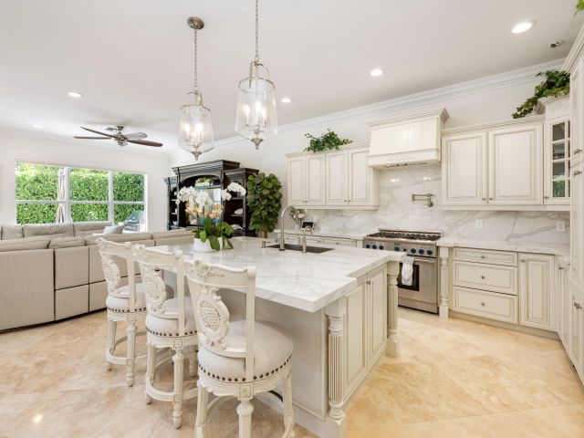 Продажа дома по адресу 712 NE 71st Street - фото 6809036