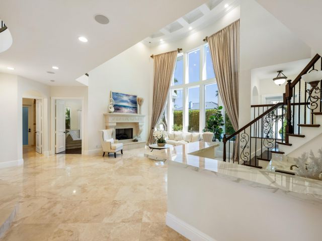 Продажа дома по адресу 712 NE 71st Street - фото 6809047