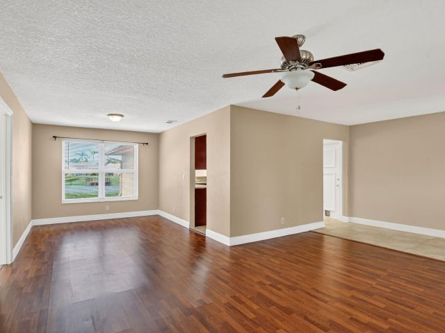 Продажа дома по адресу 1273 SW 25th Avenue - фото 6762553