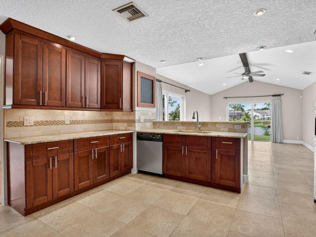 Продажа дома по адресу 1273 SW 25th Avenue - фото 6762564