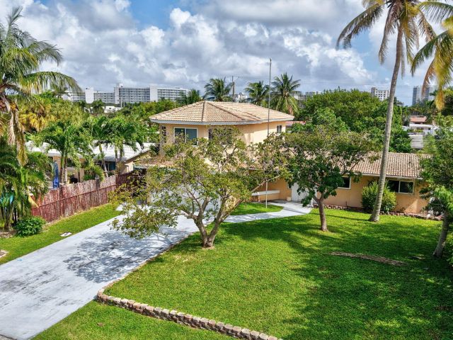 Продажа дома по адресу 1300 NE 26th Avenue NE - фото 6846725