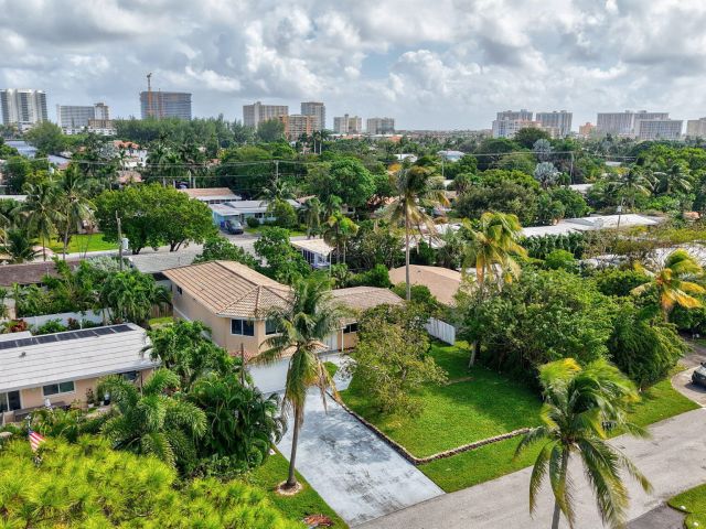 Продажа дома по адресу 1300 NE 26th Avenue NE - фото 6846726