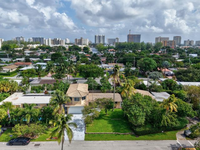 Продажа дома по адресу 1300 NE 26th Avenue NE - фото 6846727