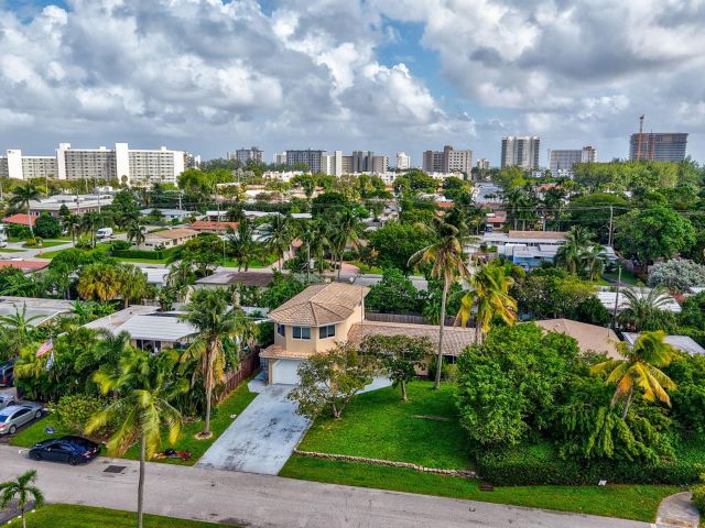 Продажа дома по адресу 1300 NE 26th Avenue NE - фото 6846728