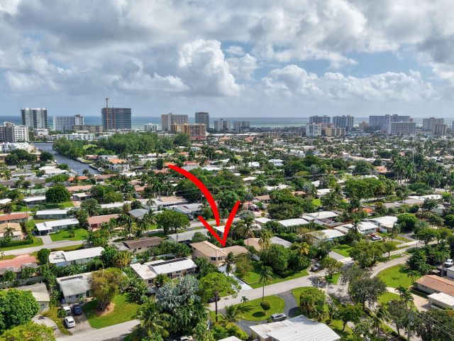 Продажа дома по адресу 1300 NE 26th Avenue NE - фото 6846731