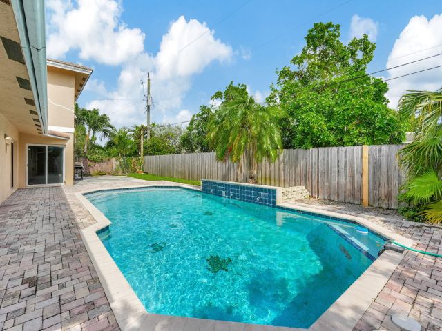 Продажа дома по адресу 1300 NE 26th Avenue NE - фото 6846732