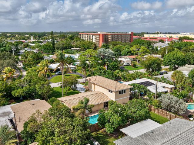 Продажа дома по адресу 1300 NE 26th Avenue NE - фото 6846737