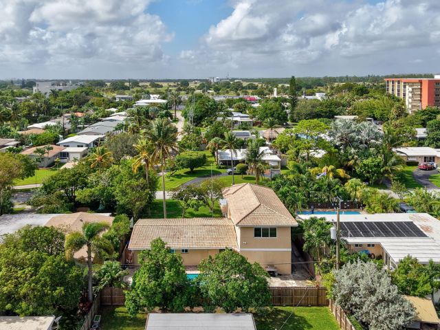 Продажа дома по адресу 1300 NE 26th Avenue NE - фото 6846738