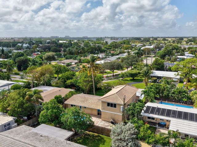 Продажа дома по адресу 1300 NE 26th Avenue NE - фото 6846739