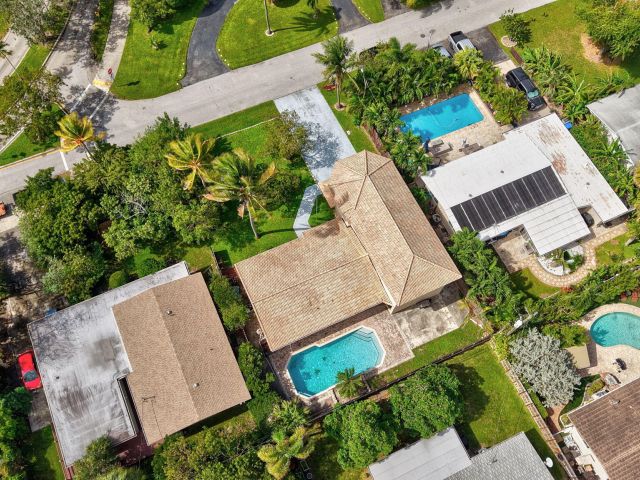 Продажа дома по адресу 1300 NE 26th Avenue NE - фото 6846740