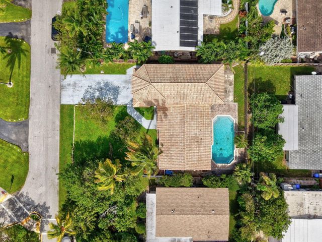 Продажа дома по адресу 1300 NE 26th Avenue NE - фото 6846741