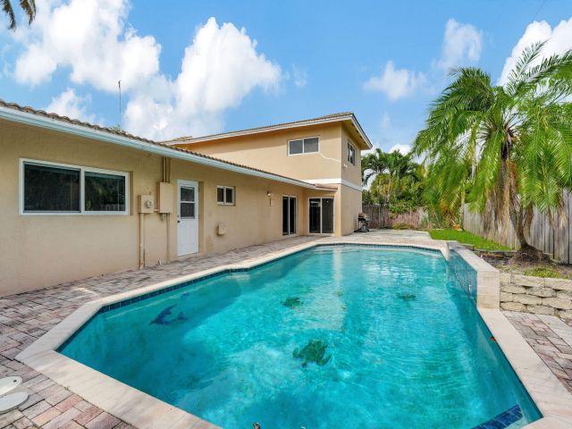 Продажа дома по адресу 1300 NE 26th Avenue NE - фото 6846742