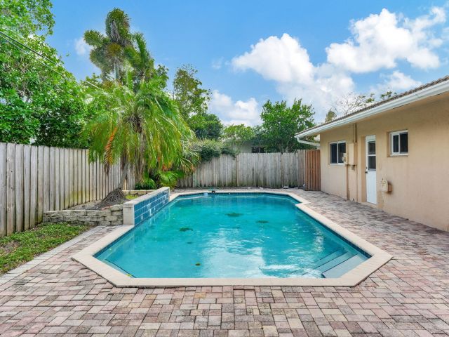 Продажа дома по адресу 1300 NE 26th Avenue NE - фото 6846743