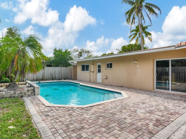 Продажа дома по адресу 1300 NE 26th Avenue NE - фото 6846744