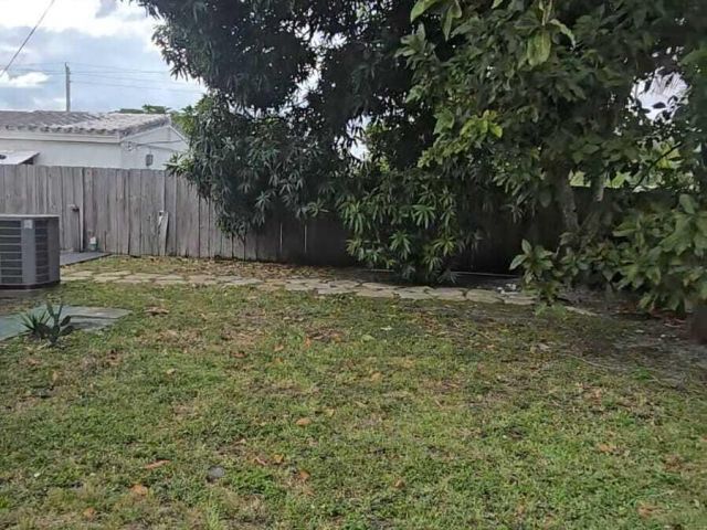 Продажа дома по адресу 1435 NE 182nd Street - фото 6764364