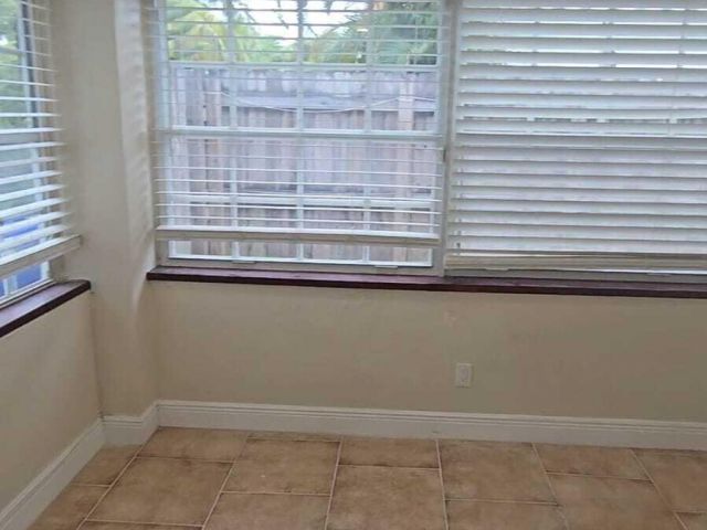 Продажа дома по адресу 1435 NE 182nd Street - фото 6764370