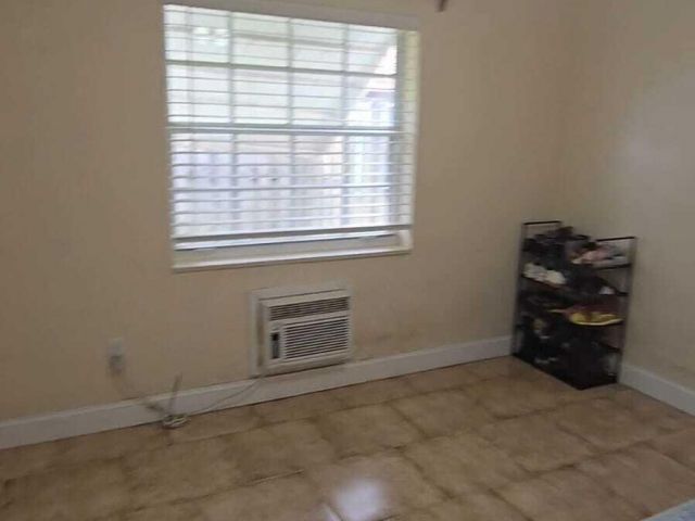 Продажа дома по адресу 1435 NE 182nd Street - фото 6764372