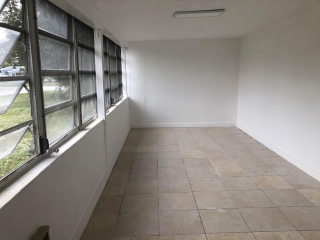 Продажа дома по адресу 1300 NE 182nd Street - фото 6764379