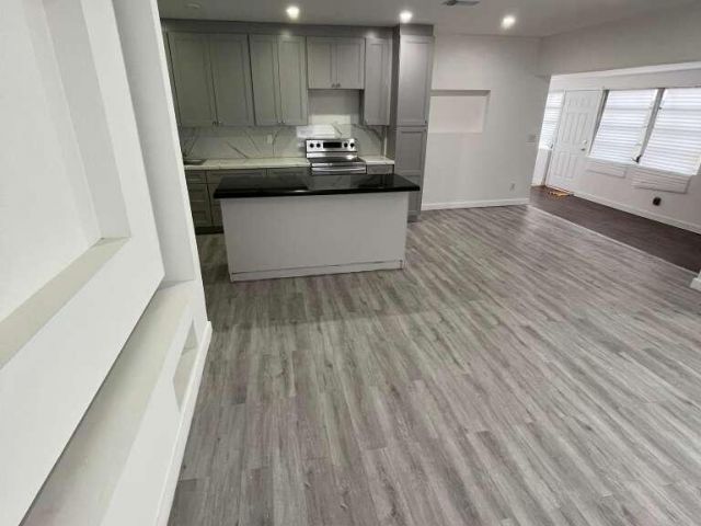 Продажа дома по адресу 1300 NE 182nd Street - фото 6764383