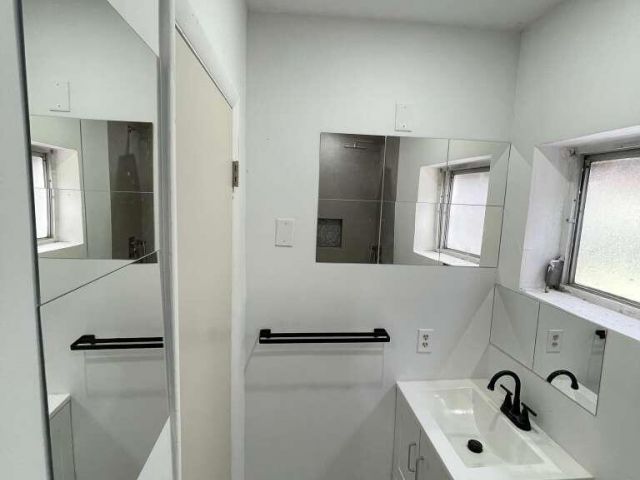 Продажа дома по адресу 1300 NE 182nd Street - фото 6764386