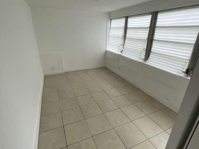 Продажа дома по адресу 1300 NE 182nd Street - фото 6764387