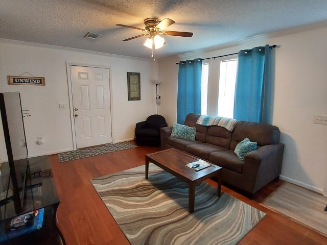 Дом в аренду по адресу 1401 W 9th Street - фото 6764536