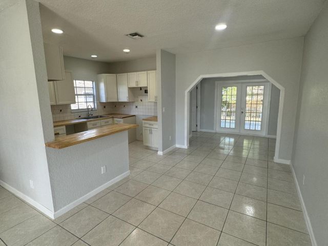 Дом в аренду по адресу 623 SW 10th Street - фото 6770362