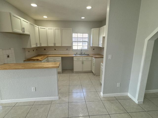 Дом в аренду по адресу 623 SW 10th Street - фото 6770364