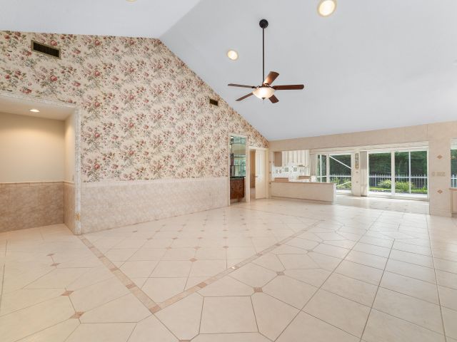 Продажа дома по адресу 2368 Saratoga Bay Drive - фото 6785988