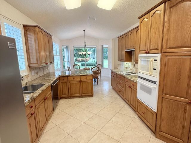 Продажа дома по адресу 7633 La Corniche Circle - фото 6848541