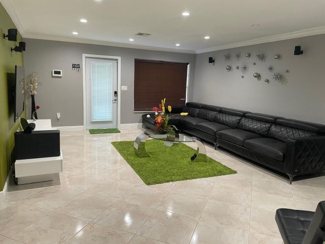 Дом в аренду по адресу 584 Vossler Avenue - фото 6768936