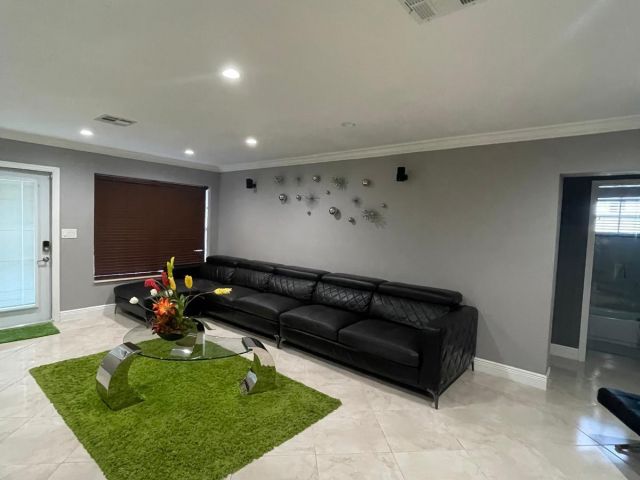 Дом в аренду по адресу 584 Vossler Avenue - фото 6768937