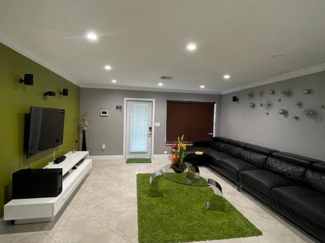 Дом в аренду по адресу 584 Vossler Avenue - фото 6768938