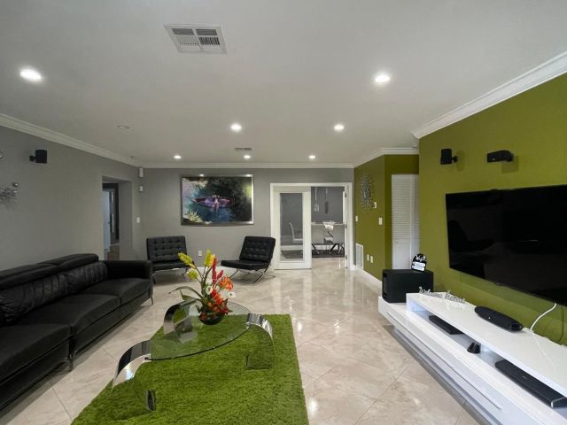 Дом в аренду по адресу 584 Vossler Avenue - фото 6768940