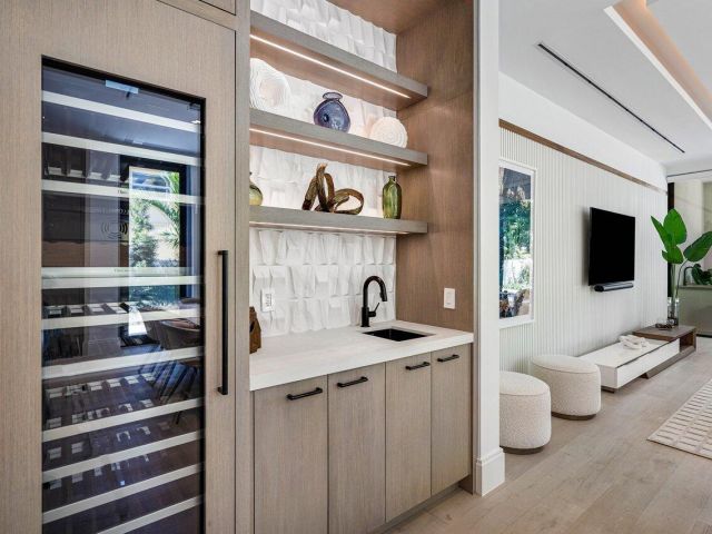 Дом в аренду по адресу 514 NE 7th Avenue - фото 6770677