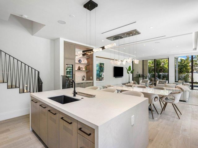 Дом в аренду по адресу 514 NE 7th Avenue - фото 6770678