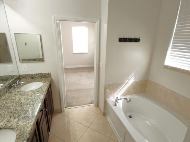 Дом в аренду по адресу 909 NW 18th Avenue - фото 6775467