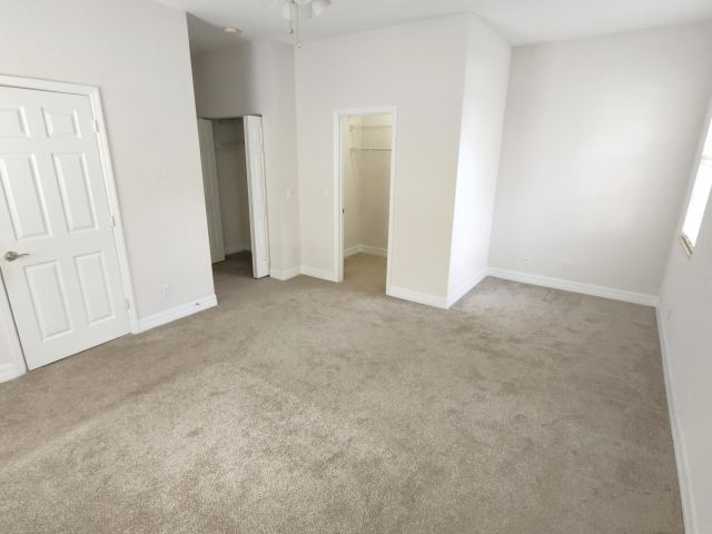 Дом в аренду по адресу 909 NW 18th Avenue - фото 6775470