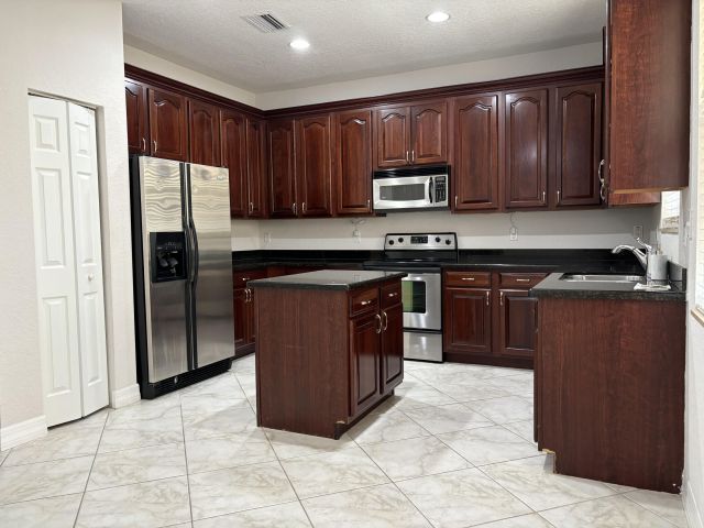 Дом в аренду по адресу 909 NW 18th Avenue - фото 6775476