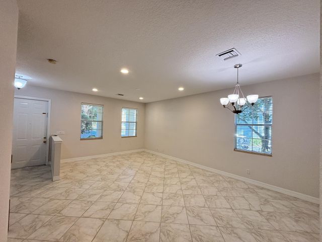 Дом в аренду по адресу 909 NW 18th Avenue - фото 6775478