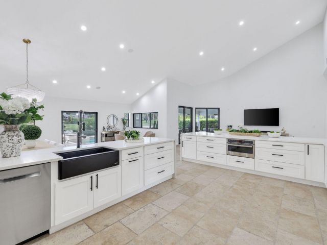 Продажа дома по адресу 7811 Mandarin Drive - фото 6775486