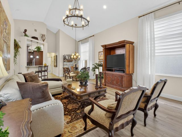 Дом в аренду по адресу 2500 NW 66th Drive - фото 6775383