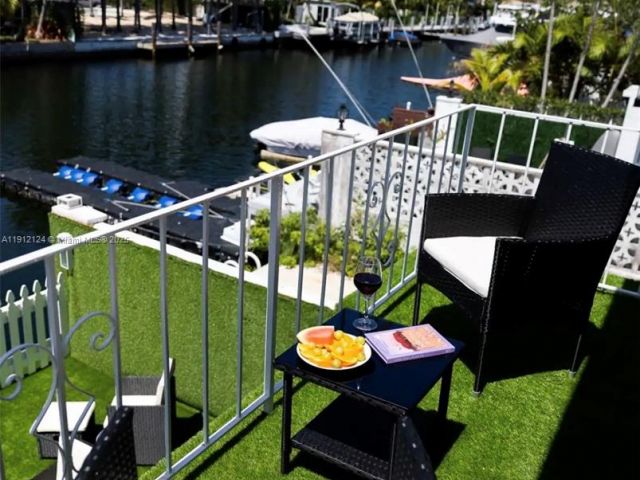 Дом в аренду по адресу 1949 NE 123rd St 0 - фото 6772351