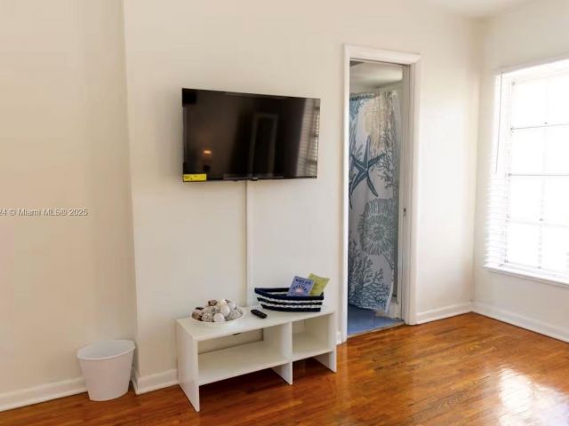 Дом в аренду по адресу 1949 NE 123rd St 0 - фото 6772353