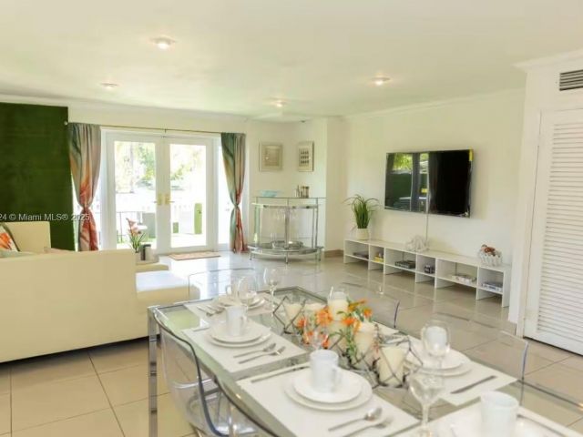 Дом в аренду по адресу 1949 NE 123rd St 0 - фото 6772357