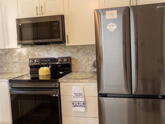 Дом в аренду по адресу 1949 NE 123rd St 0 - фото 6772359