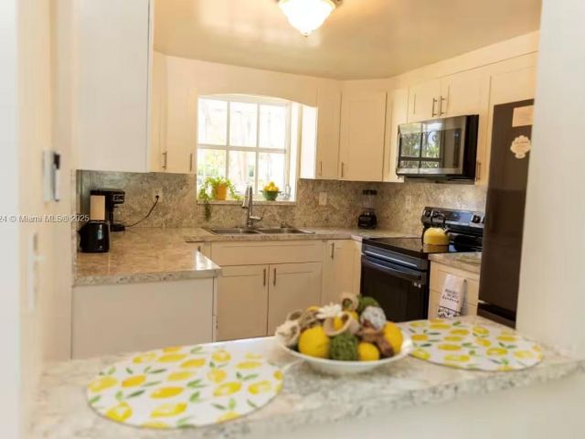 Дом в аренду по адресу 1949 NE 123rd St 0 - фото 6772360