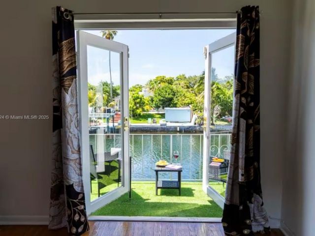 Дом в аренду по адресу 1949 NE 123rd St 0 - фото 6772364