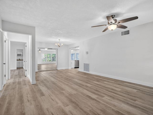 Продажа дома по адресу 760 SW 64th Way - фото 6775525