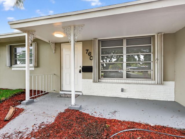 Продажа дома по адресу 760 SW 64th Way - фото 6775526